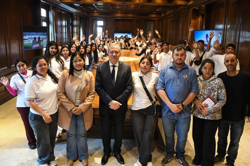 El jefe de Gabinete recibió en Casa de Gobierno la visita de alumnos de la ciudad de Tintina