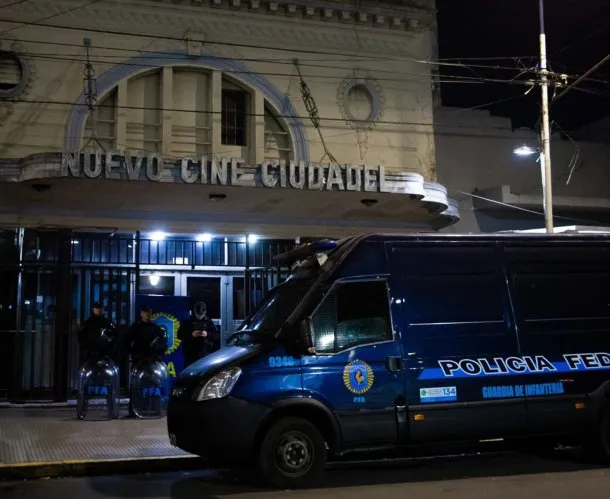 Explotación sexual en Ciudadela: allanaron un cine porno y rescataron a tres víctimas