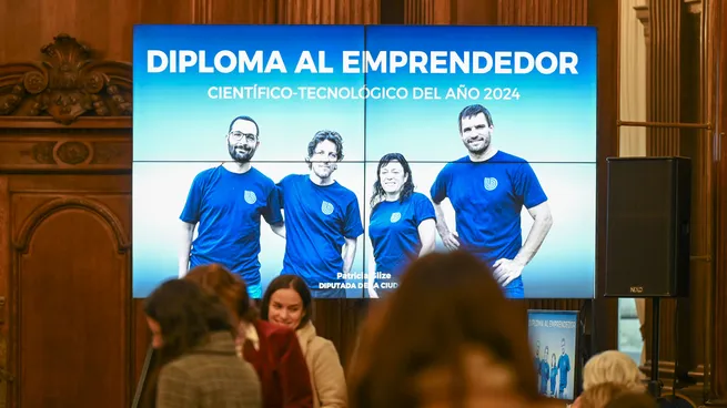 Tres científicos y un filósofo crearon una startup que usa IA para acelerar el descubrimiento de nuevos medicamentos