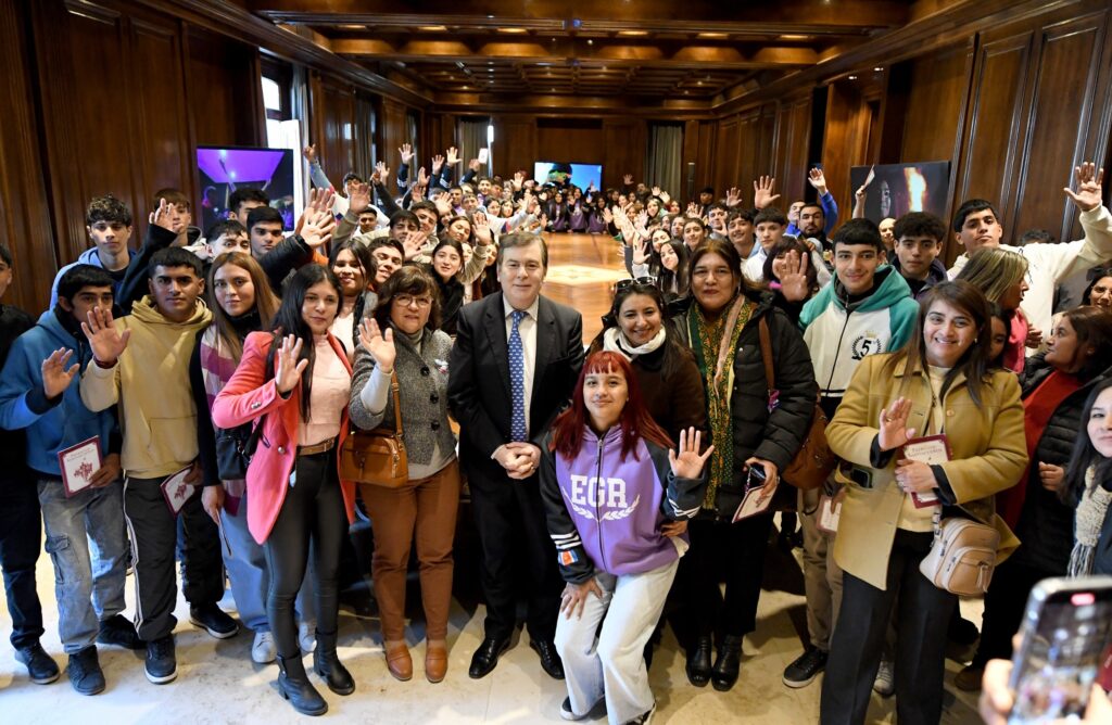 Alumnos del Programa “Conociendo Mi Provincia” fueron recibidos por el Gobernador en Casa de Gobierno