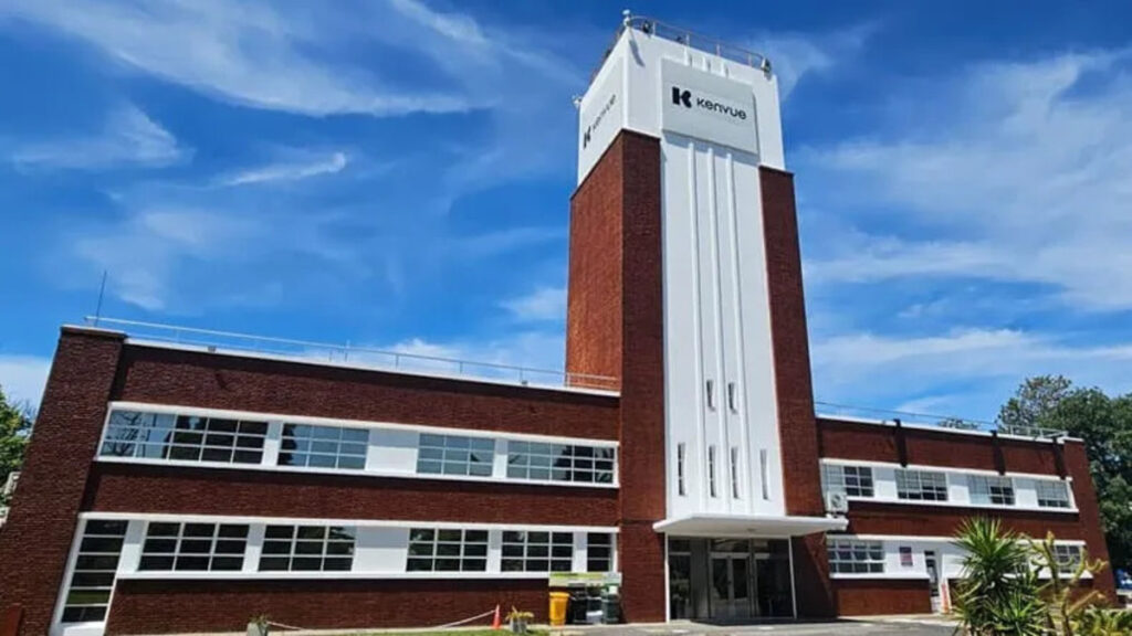«Siempre Libre», pero importado: La firma Kenvue cierra su planta y deja un tendal de despidos en el camino