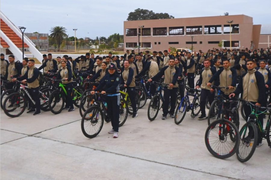 La Escuela de Cadetes de la Policía inició los festejos del 54º aniversario