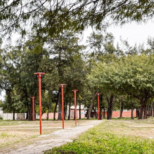 Clodomira amplía el alumbrado público en terrenos del exferrocarril