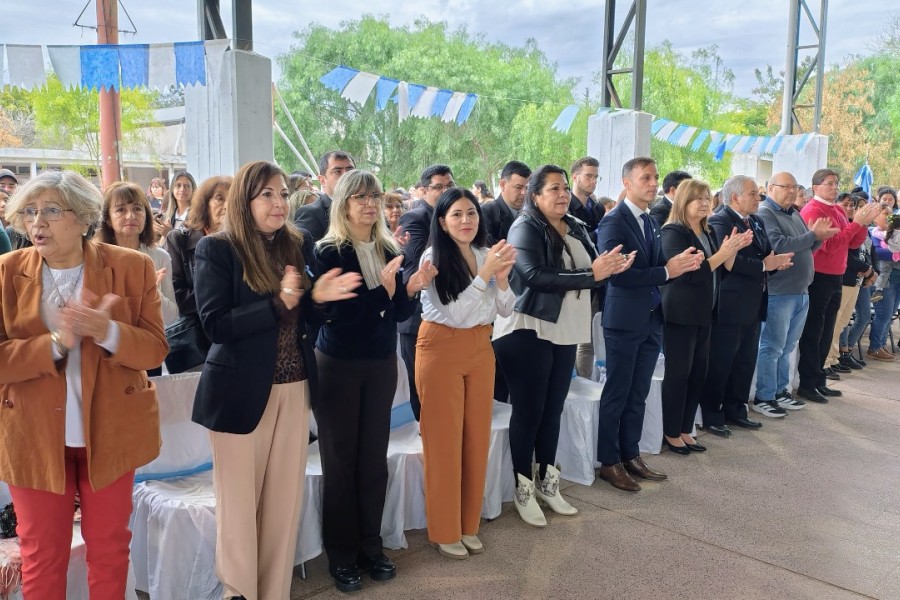 Fernández conmemoró el Día de la Independencia con un emotivo acto en el colegio “Madre Tierra”