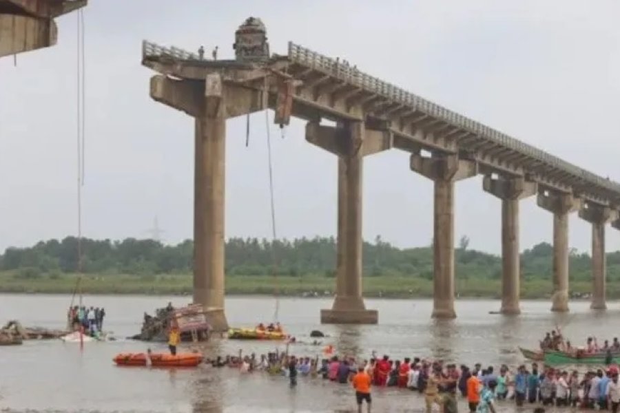 Derrumbe fatal en India: Al menos nueve muertos tras la caída de un puente en Gujarat