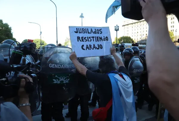 Según Luis Caputo, la jubilación promedio es de «casi $900.000»