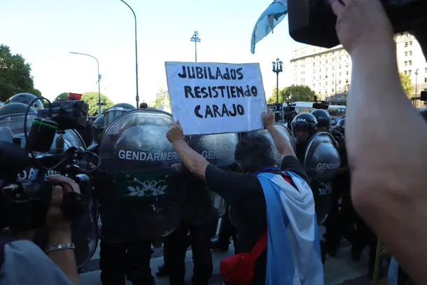 Según Luis Caputo, la jubilación promedio es de «casi $900.000»