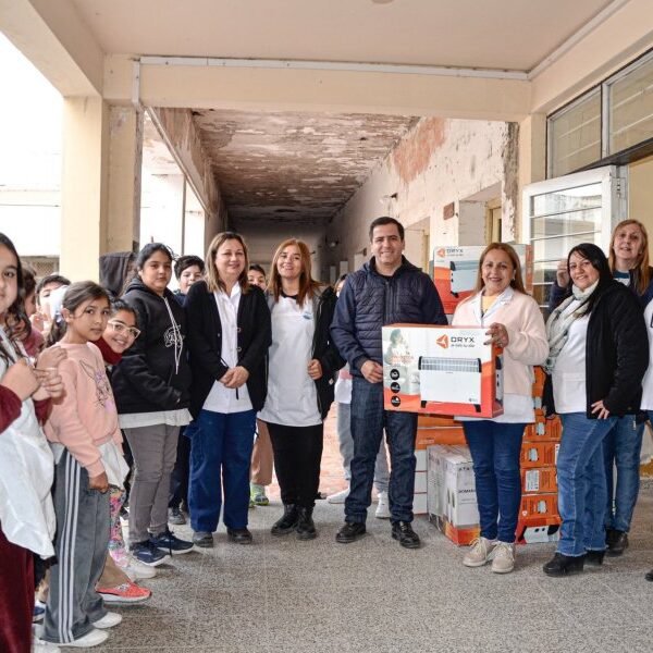 Clodomira: El Municipio llevó a cabo la entrega de calefactores a escuelas