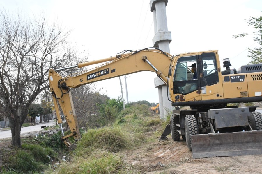 Obras Públicas de la municipalidad trabajó en la limpieza del desagüe de la calle Antonio Medicci del barrio Ejército Argentino