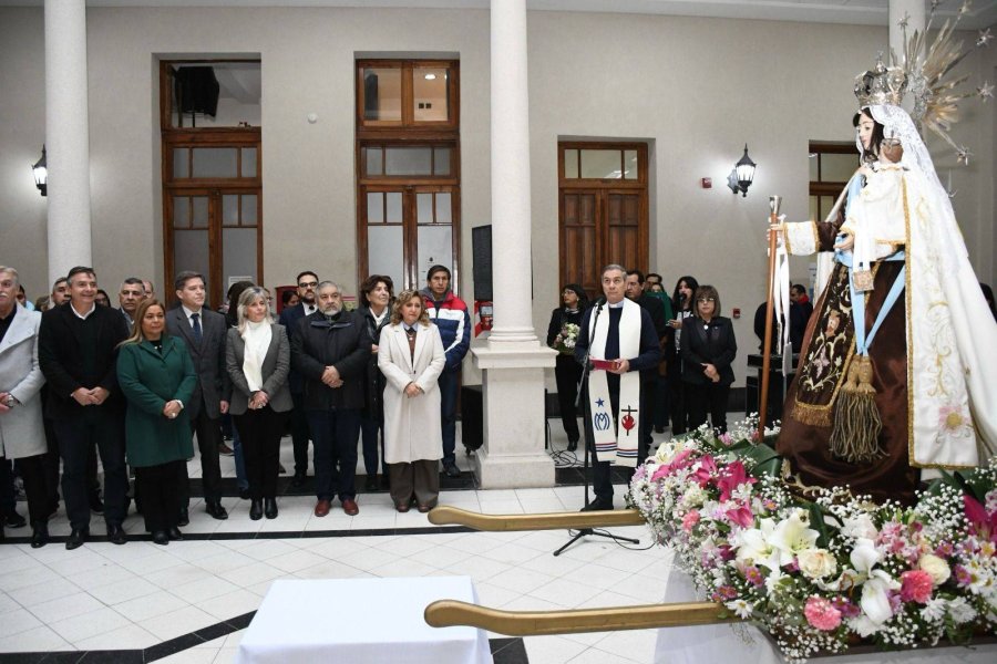 La intendente Fuentes recibió la imagen de la Virgen del Carmen en el palacio municipal