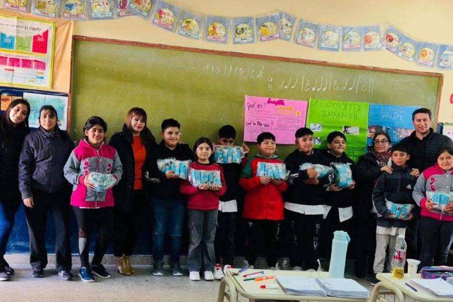 Alumnos reciben productos de Mis Primeros 1.700 Días