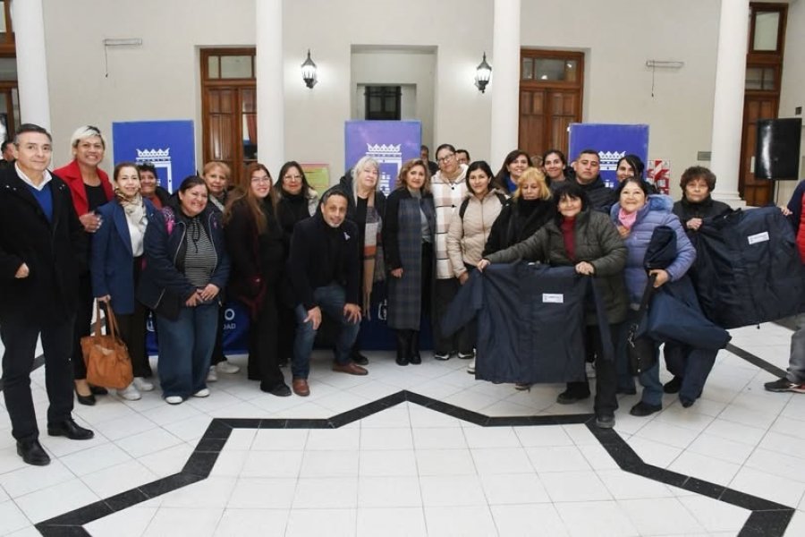Entregaron uniformes a empleados de comedores y de la cocina central