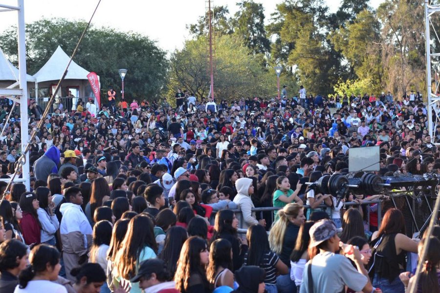 Miles de jóvenes celebraron en el Festival del Día del Amigo