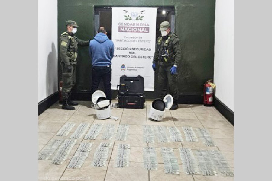 En dos ollas, llevaba 193.400 dólares y no pudo acreditar la procedencia