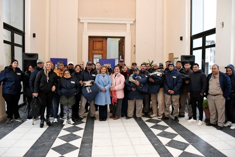 La intendente Fuentes entregó uniformes a empleados del cementerio La Piedad en su 139° aniversario