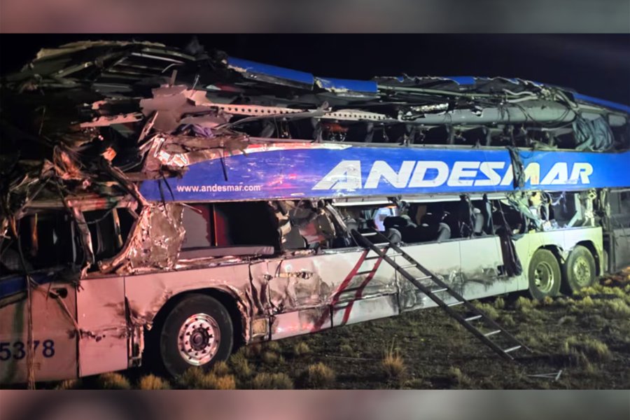 Conmoción: Cuatro muertos en brutal choque de camión y colectivo