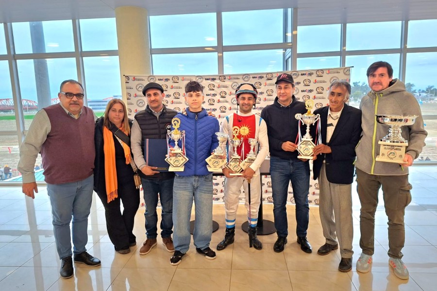 El vicegobernador entregó la Copa Gerardo Zamora al ganador del Clásico Madre de Ciudades