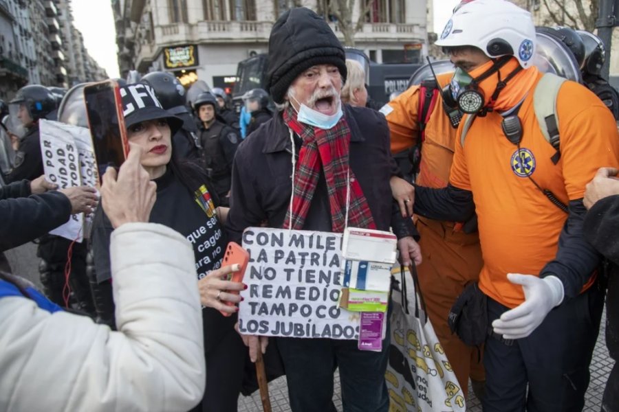 Siete detenidos en una nueva marcha de jubilados al Congreso