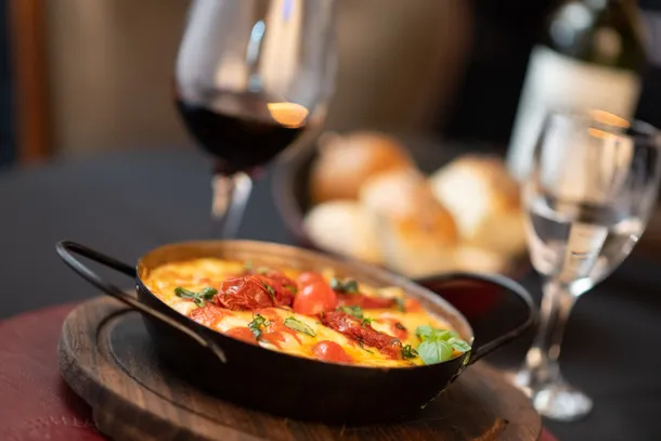 Bodegón en Buenos Aires: el lugar con cena show que revive la época dorada con su cocina y tango