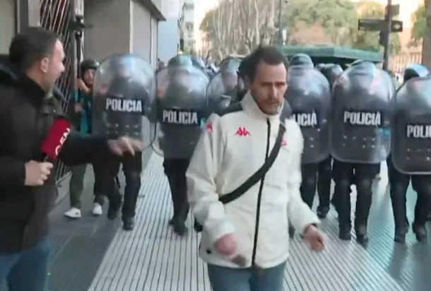 Impactante: La policía le disparó en vivo a un periodista de C5N durante la marcha de jubilados