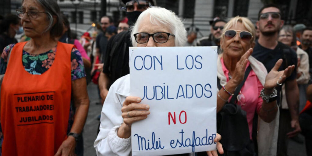 Los jubilados argentinos pierden $468.000 millones mensuales por el veto de Milei al aumento de jubilaciones y bono