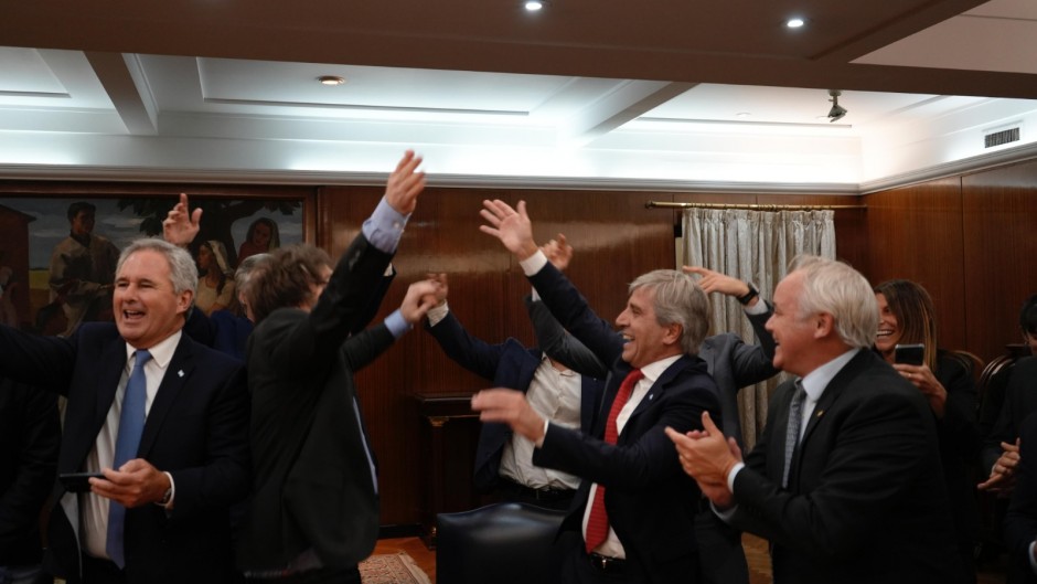 Caputo y Quirno ajustan medidas para evitar que el dólar toque la «franja de la muerte» de los 1.400 pesos
