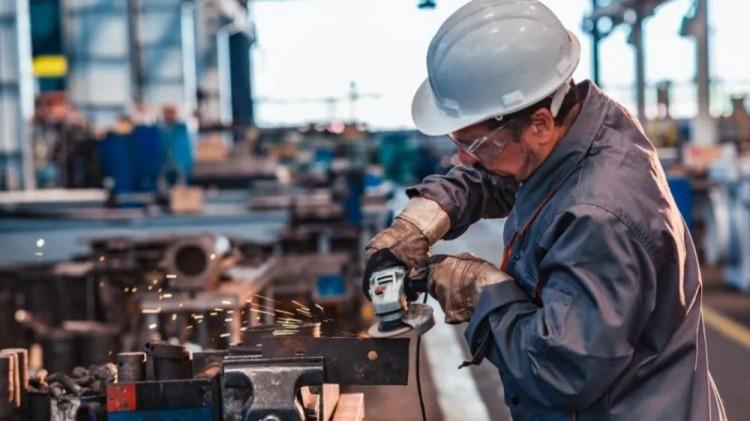 La industria cayó 1,2% mensual en junio y volvió a niveles de marzo