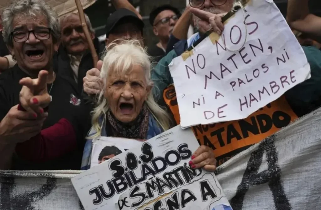 “Supermiércoles” de marchas: los jubilados y los trabajadores del Garrahan se movilizan en el centro porteño