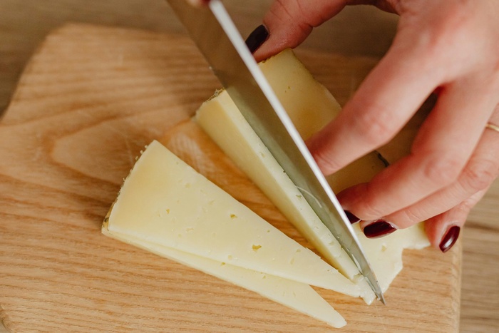 Confirman un brote de listeriosis por el consumo de un queso contaminado