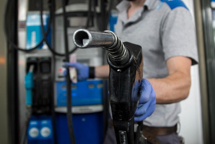 Desde hoy YPF duplica su descuento para cargar nafta a la madrugada