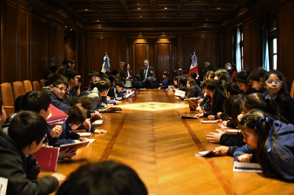 Alumnos de la Escuela Amadeo Jaques visitaron Casa de Gobierno
