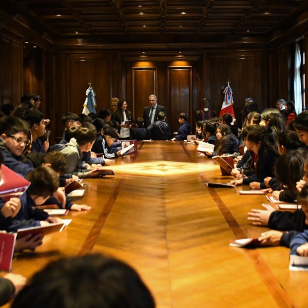 Alumnos de la Escuela Amadeo Jaques visitaron Casa de Gobierno