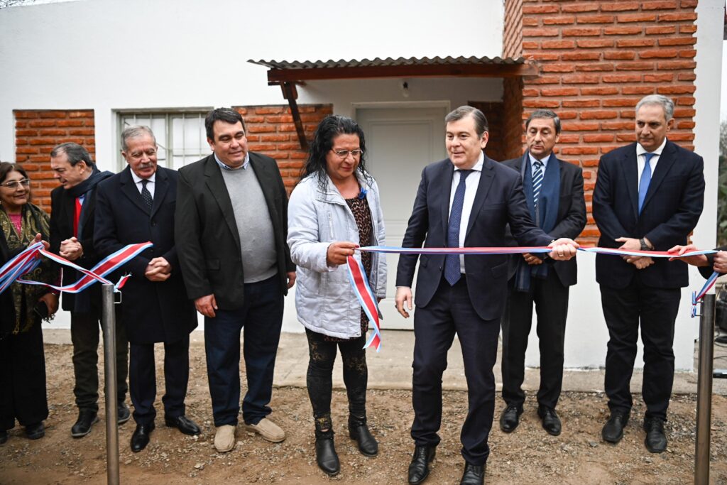 Zamora entregó viviendas sociales inauguró un destacamento policial, obras hídricas y viales en Río Hondo