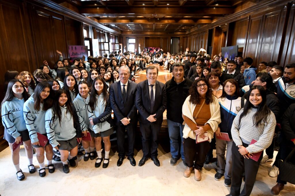 Estudiantes de siete departamentos fueron recibidos por el Gobernador Zamora y el Jefe de Gabinete Elías Suárez
