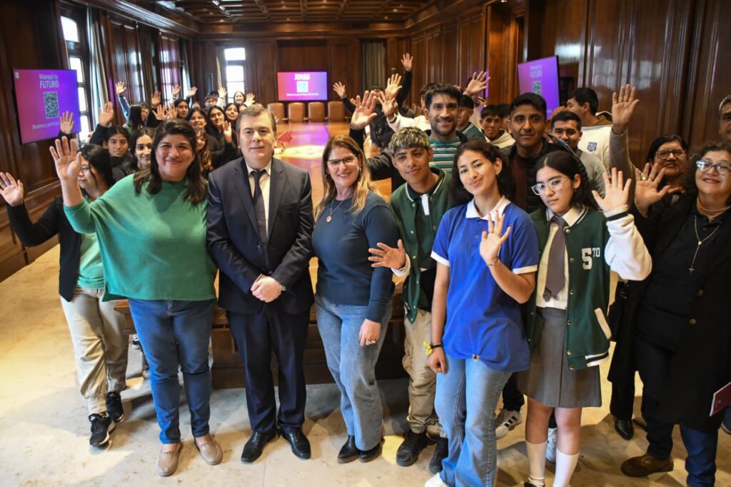 El gobernador recibió en Casa de Gobierno a los alumnos de los departamentos Figueroa y Alberdi