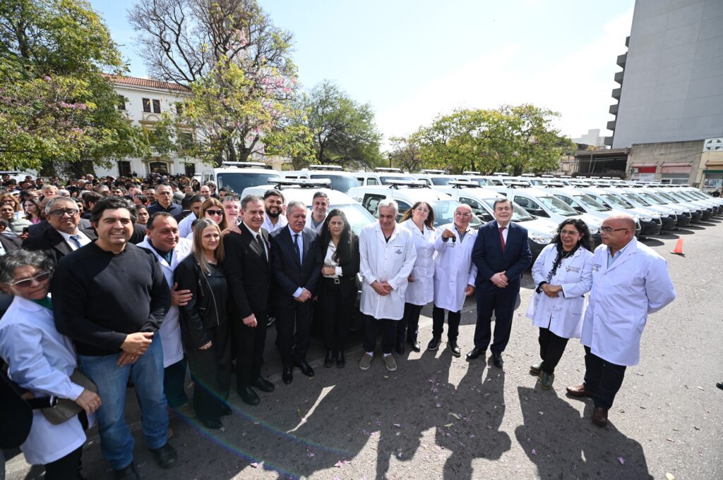 Gerardo Zamora entregó 90 ambulancias al Ministerio de Salud