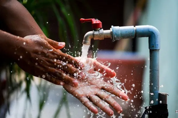 Revés judicial para el Gobierno: Suspenden el DNU que habilita el corte de agua por falta de pago
