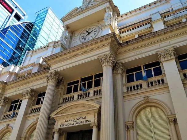 El Banco Central convocó a los bancos a una reunión de urgencia para hablar de las tasas de interés