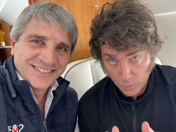 ¿Nueva interna? Aseguran que Luis Caputo le echó la culpa a Javier Milei por los problemas económicos del país