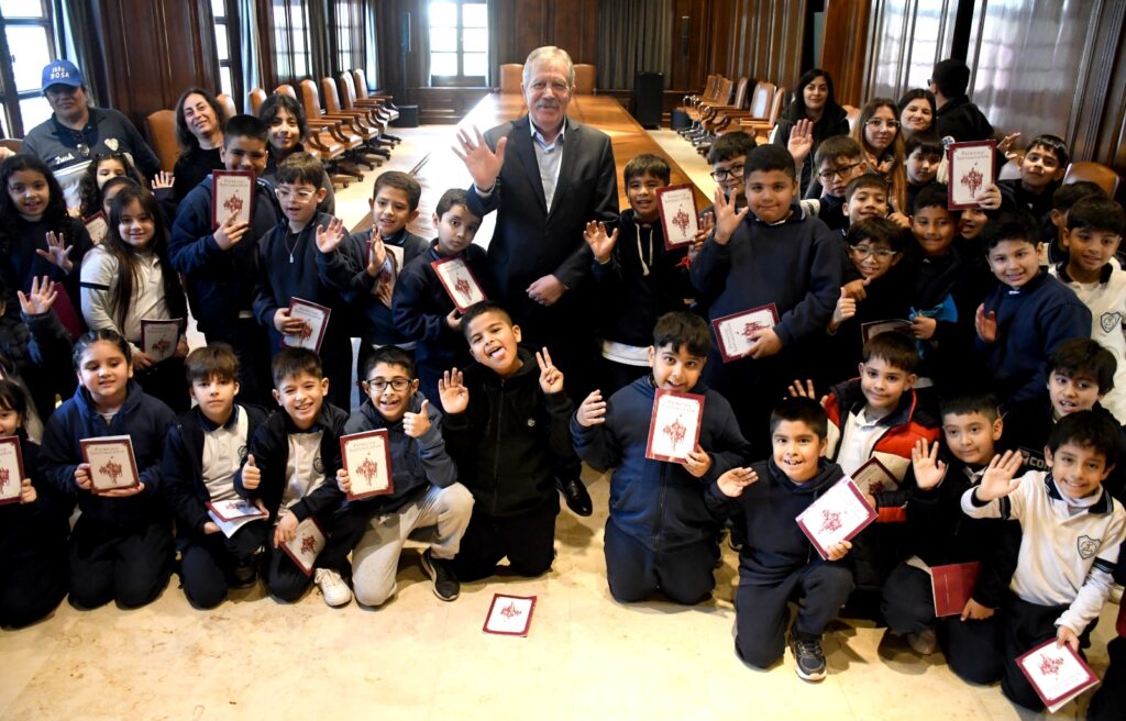 El jefe de Gabinete de ministros recibió a alumnos del Colegio Espíritu Santo de la ciudad Capital