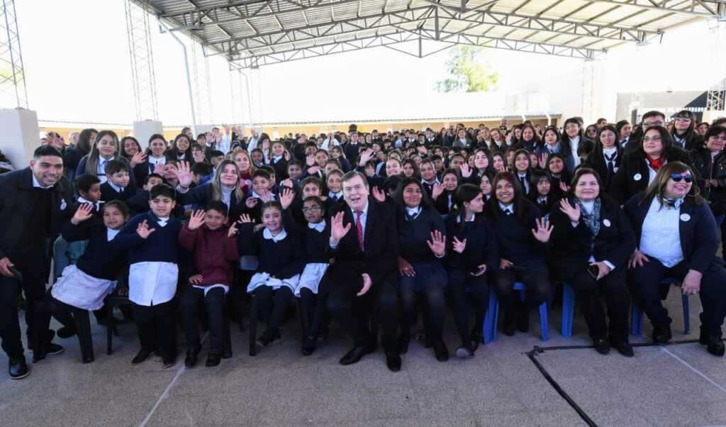El Gobernador Gerardo Zamora inauguró una escuela y entregó viviendas sociales en Colonia El Simbolar