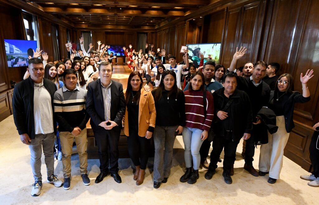 Alumnos de los departamentos Ojo de Agua, Quebrachos y Figueroa visitaron Casa de Gobierno