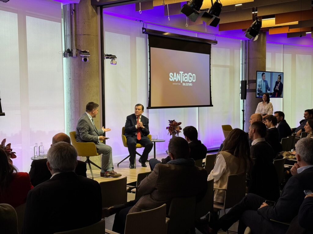 Desde Montevideo, Uruguay el gobernador expone sobre Santiago en la Smart Cities Summit 2025