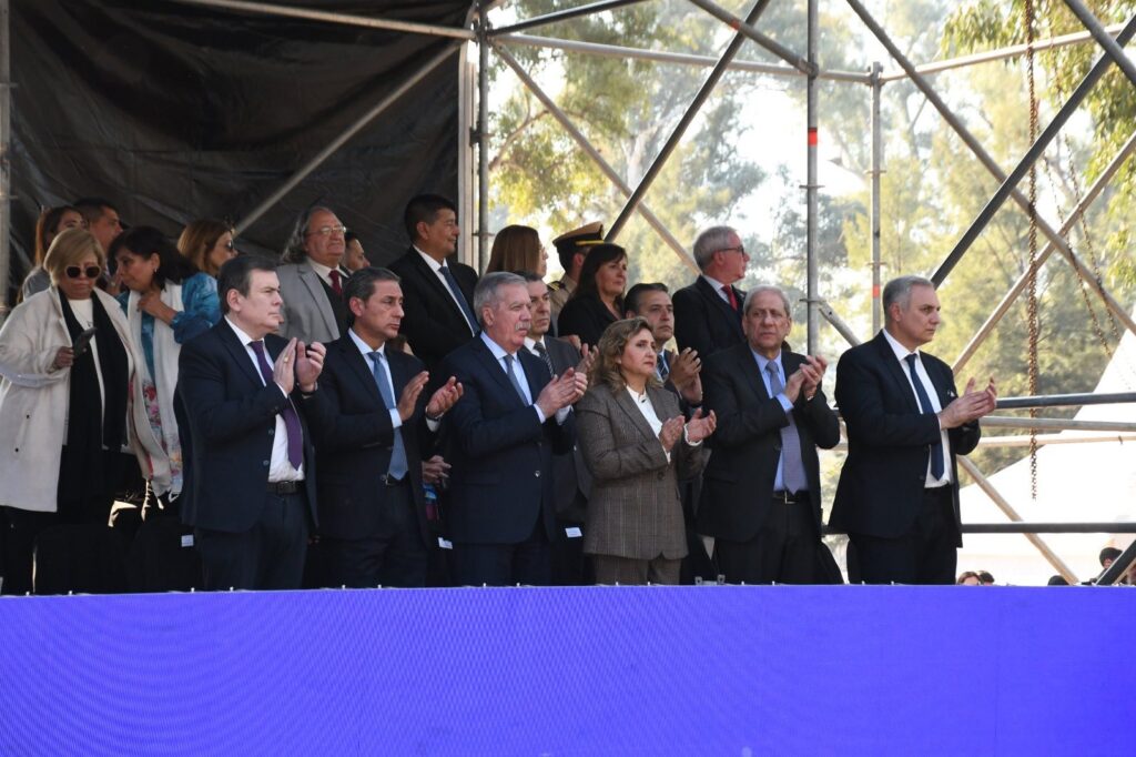 El Gobernador entregó 80 camionetas y 24 motocicletas a la policía de la provincia en el 73° aniversario de la institución