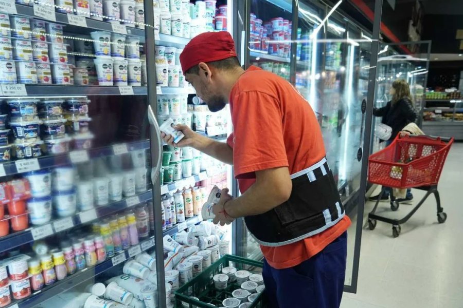 Por la suba del dólar, las alimenticias empezaron a remarcar y piden subas de hasta el 8%