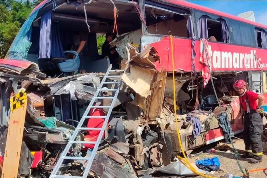 Once muertos y más de 40 heridos dejó el choque de un autobús turístico en Brasil