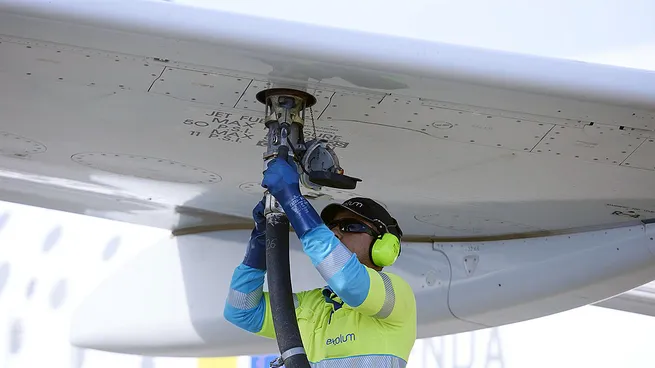 YPF presenta otro RIGI por u$s400 millones para producir biocombustibles para aviones en Santa Fe