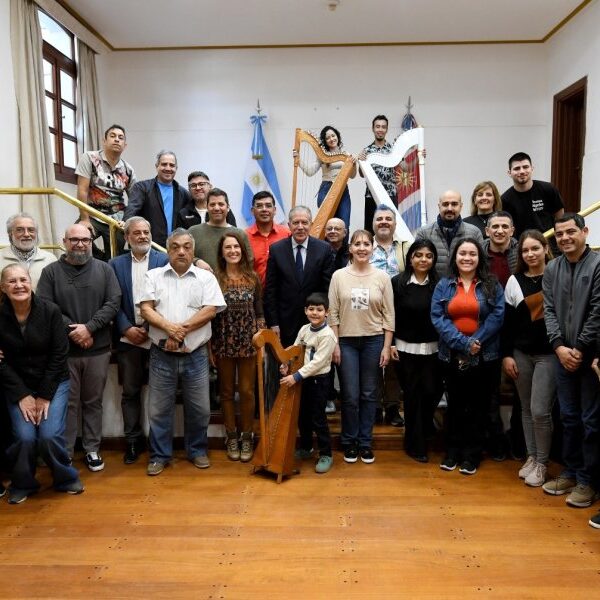 El jefe de Gabinete recibió a artistas participantes del 21° Encuentro Latinoamericano Mishquila de Arpas