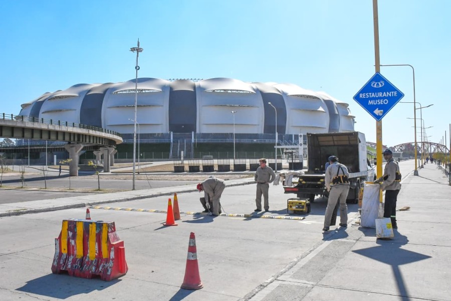 La Municipalidad renovó los reductores de velocidad en la costanera Diego Maradona