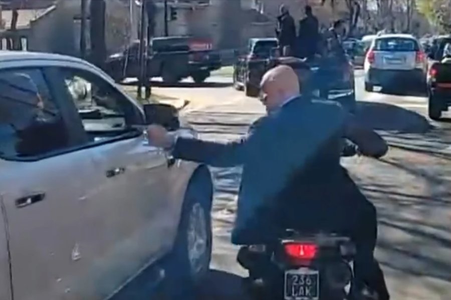Le tiraron piedrazos a la caravana de Javier Milei en Lomas de Zamora y José Luis Espert se escapó en moto